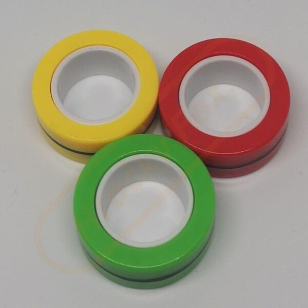 tři antistresovou magnetické rotační kroužky ve třech barvách: žlutá, červená, zelená