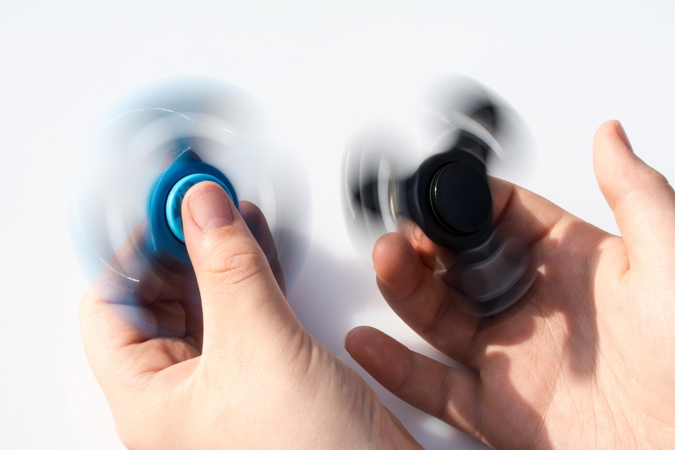 Co je fidget spinner a jak může zlepšit vaše soustředění?