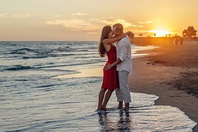 Pár objevující kouzlo sexy pohádky na dobrou noc a večerního erotického čtení